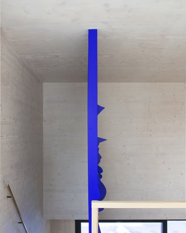 ultramarine-staircase-wall-for-private-residence-in-milovice-made-of-solid-wood-interior-design-by-jiri-krejcirik_4.jpg