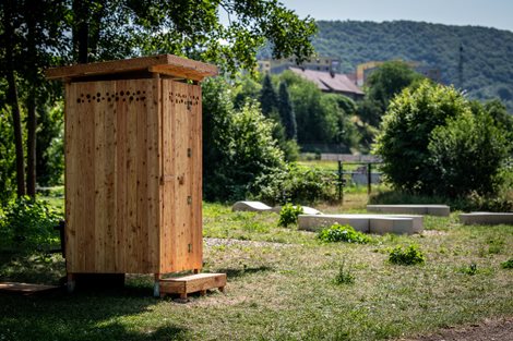 Drevena-toaletni-budka_Decin-4.jpg