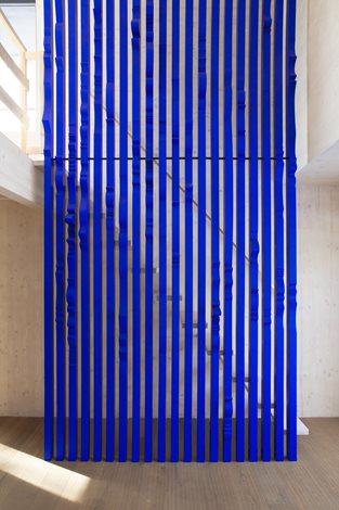 ultramarine-staircase-wall-for-private-residence-in-milovice-made-of-solid-wood-interior-design-by-jiri-krejcirik_7.jpg